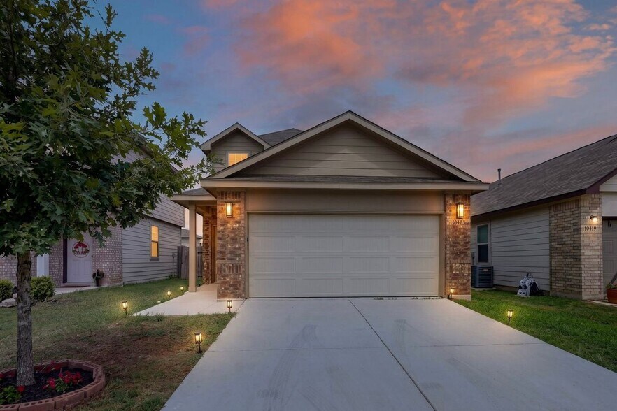Building Photo - 10423 Green Prairie