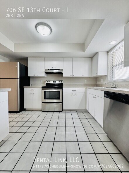 Building Photo - 706 SE 13th Ct