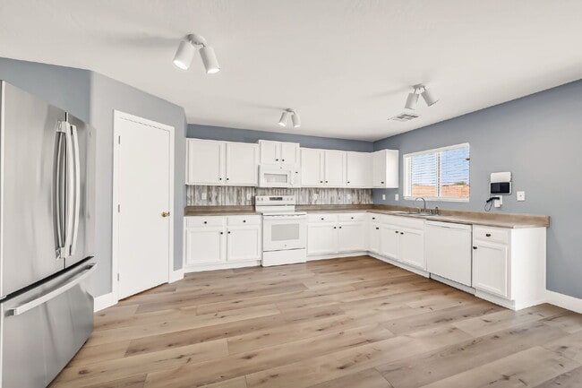 Building Photo - 2422 E Olivine Rd