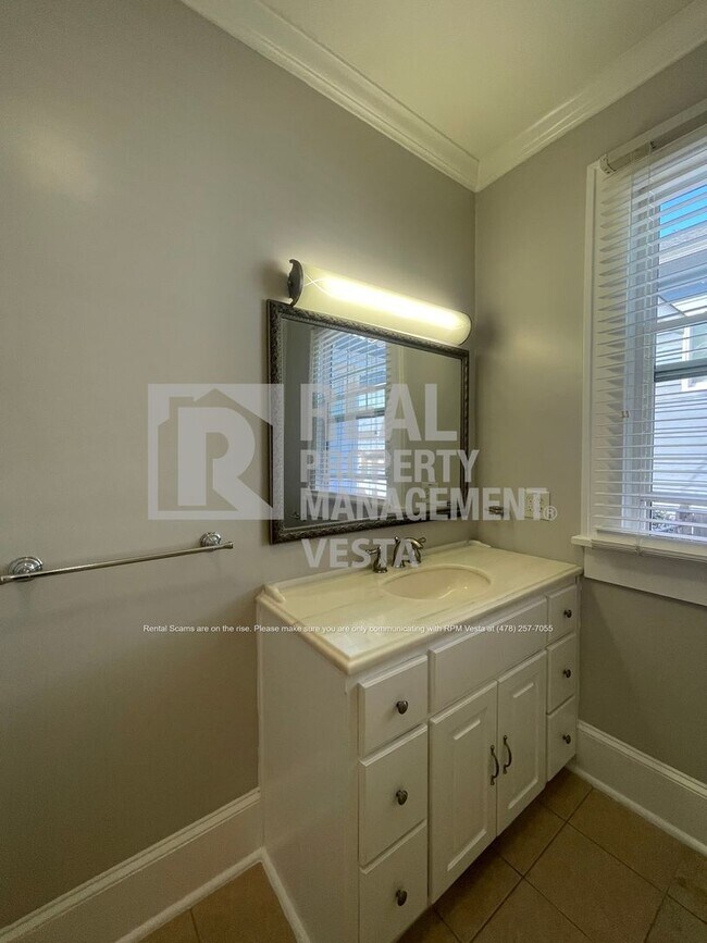 Building Photo - 3241 Ridge Ave