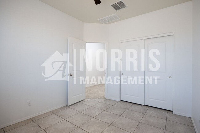 Building Photo - Low Maintenance Home Centrally Located