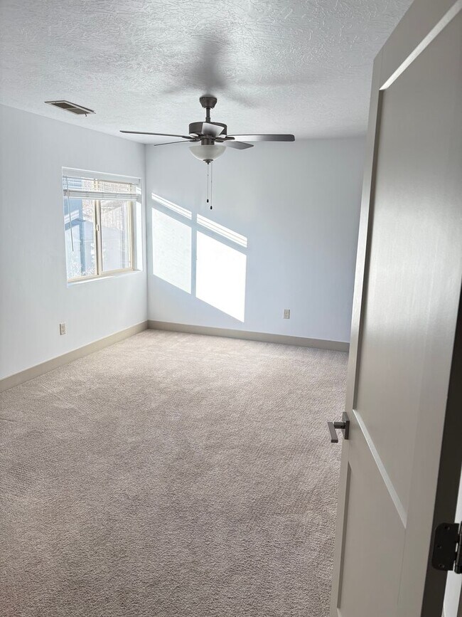 Building Photo - BEAUTIFUL TOWNHOME!