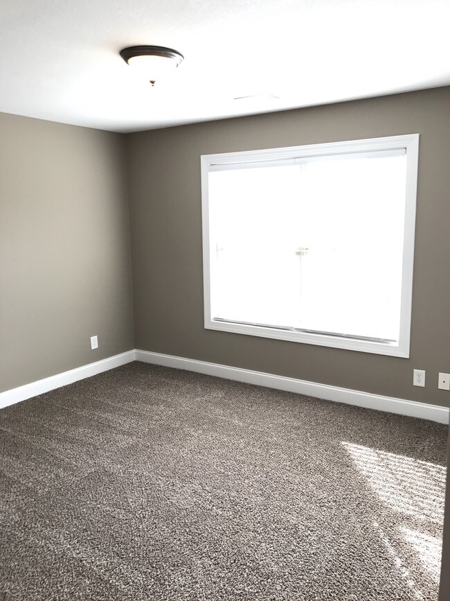 Building Photo - 3564 Drake Rd