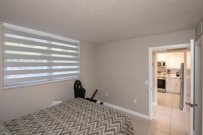 Building Photo - 9410 Poinciana Pl