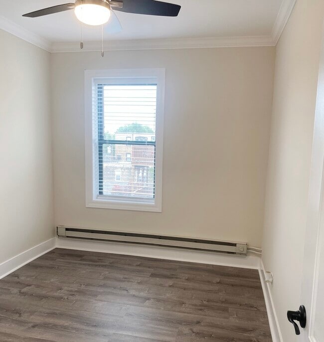 Building Photo - 3841 N Greenview Ave