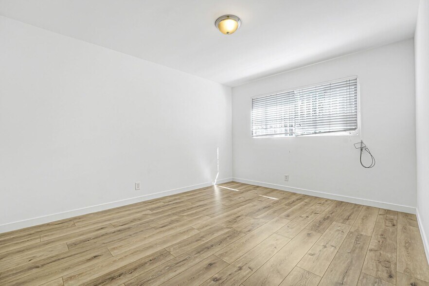 Building Photo - 744 S.Windsor Blvd. - just south of Wilshire Blvd.