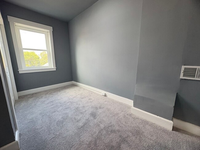 Building Photo - 2 Bedroom 1 Bathroom in Lancaster!