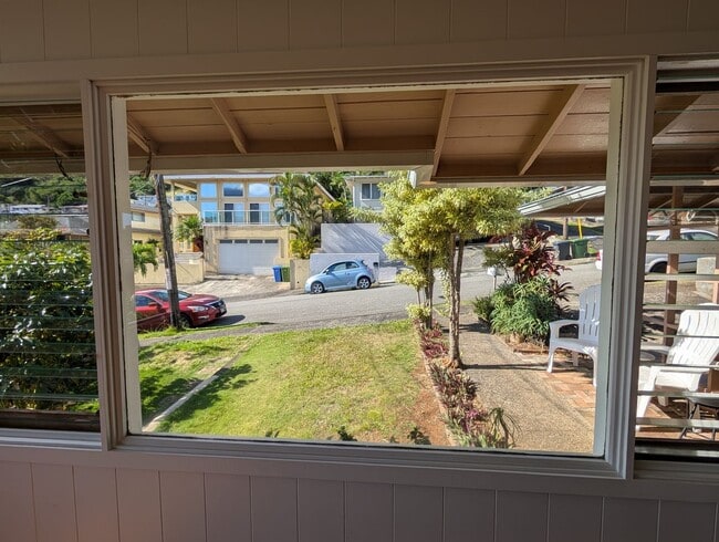 Building Photo - Ocean view upstairs 3 bed 2 bath 2 parking duplex near Likelike Hwy
