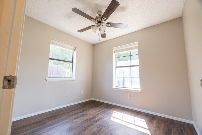 Building Photo - 1424 W Torrey St