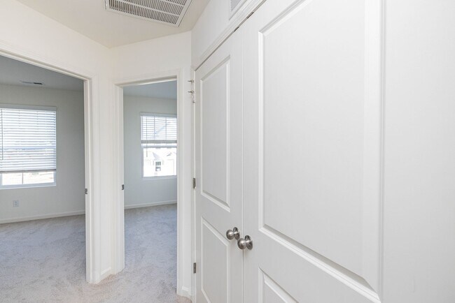 Building Photo - READY IN AUGUST 3 br 2.5 Townhome Near His...