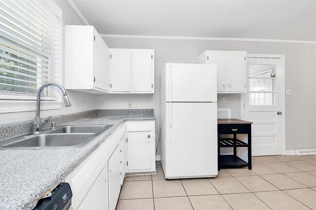 Building Photo - Discover the charm of this brick ranch nestled in the heart of Madison Park