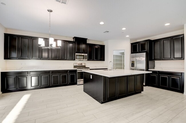 Building Photo - 4 Bedroom Townhouse in Tule Springs