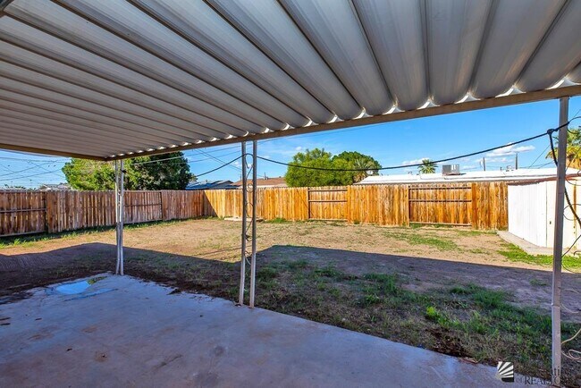 Building Photo - 1314 E 23rd Pl