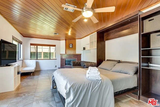 Building Photo - 16913 Bassett St