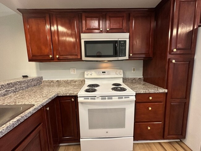 Building Photo - Beautiful 3 BR, 2 Bath House! Finished Garage, Fenced Backyard, Masterson Station Area