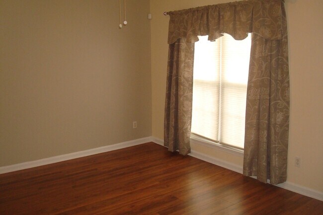 Building Photo - 425 Reavis Ave