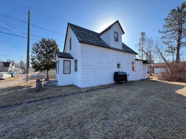 Building Photo - AVAILABLE JUNE - 4 Bed 1 Bath House in the...