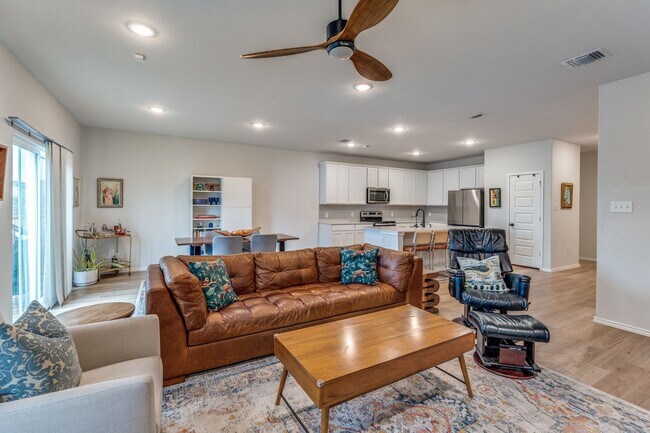 Building Photo - SPACIOUS 4-BEDROOM HOME IN BELLA ROSA