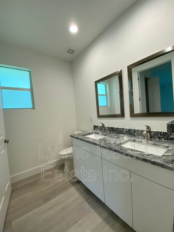 Building Photo - 2635 Starview Ave