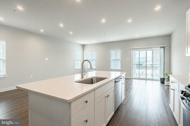 Building Photo - 208 Chase Dr