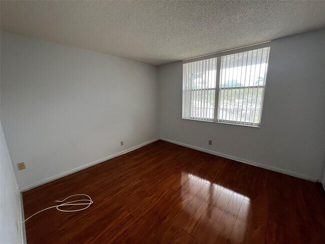 Building Photo - 14747 Cumberland Dr