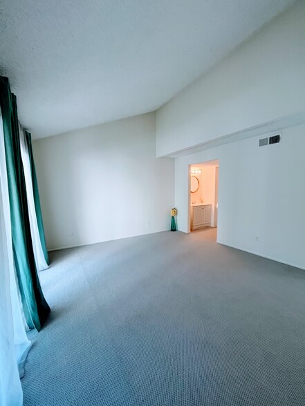 Main bedroom - 999 San Pasqual St