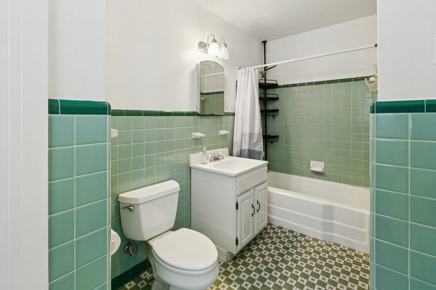 Building Photo - 67 S Wren St