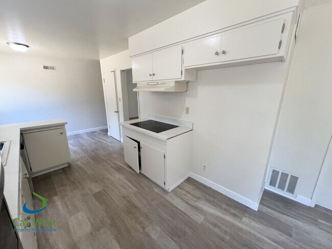 Building Photo - 10600 E Estates Dr