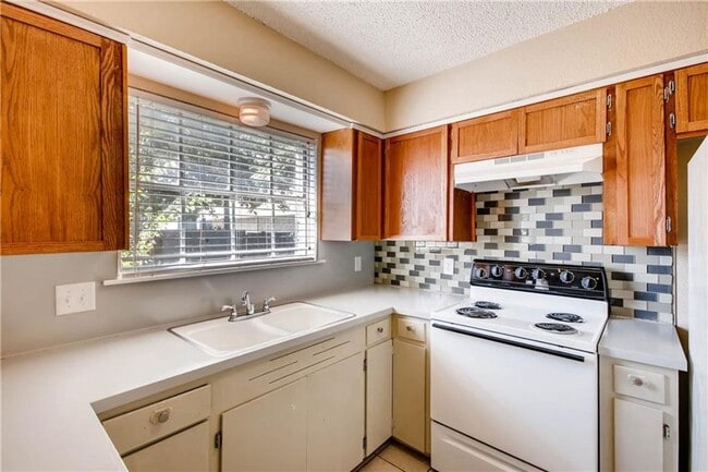 Building Photo - Central Austin Private Lifestyle!