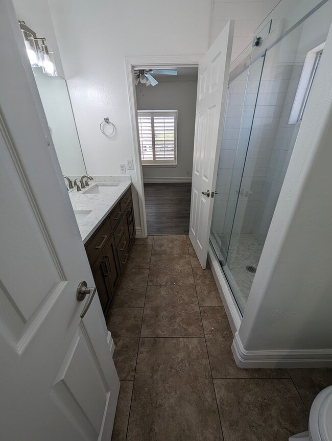Building Photo - BEAUTIFUL executive style home w/ entertainer's dream backyard!
