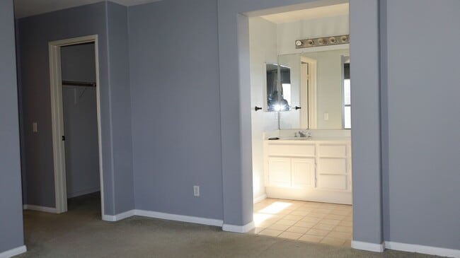 Building Photo - 3 bedrooms 2.5 baths  house in Eastlake- Chula Vista