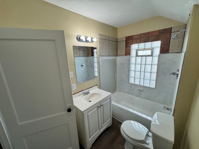 Building Photo - 3 Bedroom House