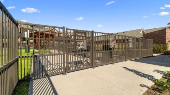 Building Photo - 1633 Greenridge Dr