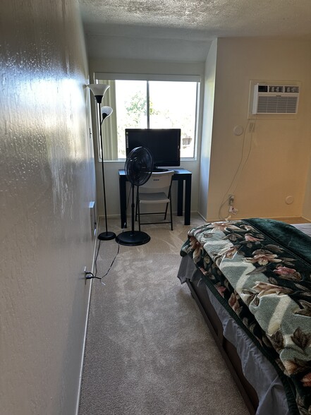 Master Bedroom - 410 Auburn Way