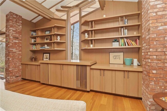 Building Photo - 951 Pembroke Rd