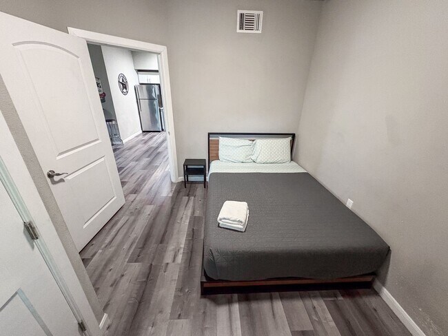 Building Photo - 4 Bed / 2 Bath in West Campus – Bring Your Roommates