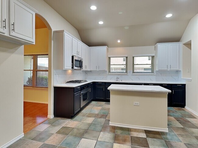 Building Photo - 1032 Bending Oak Dr