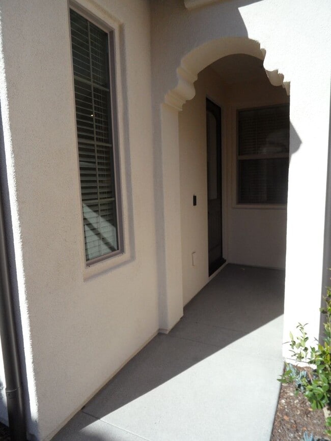 Building Photo - 4BR 3BA two-story condo with 2 Car Attache...