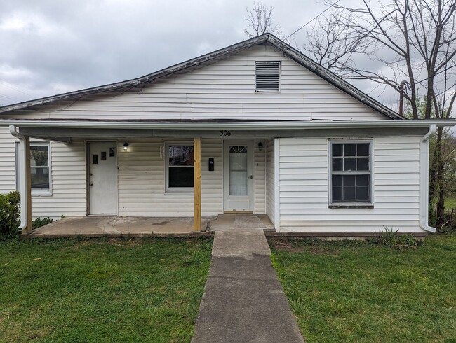 Primary Photo - Freshly renovated 4 bedroom 2 bath home in...