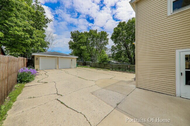 Building Photo - 3 Bedroom with Laundry & Garage