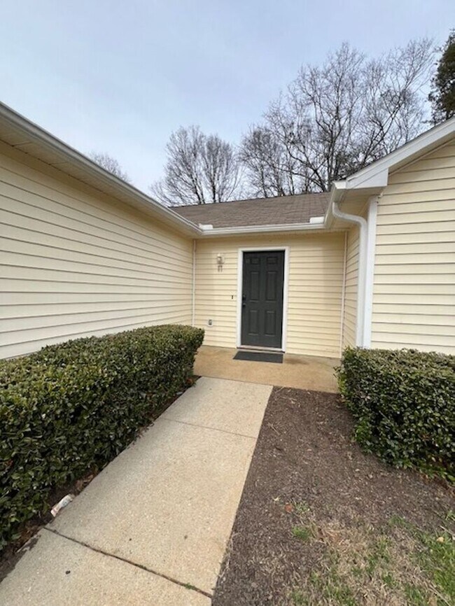Building Photo - 3 Bedroom Updated Single Family Home