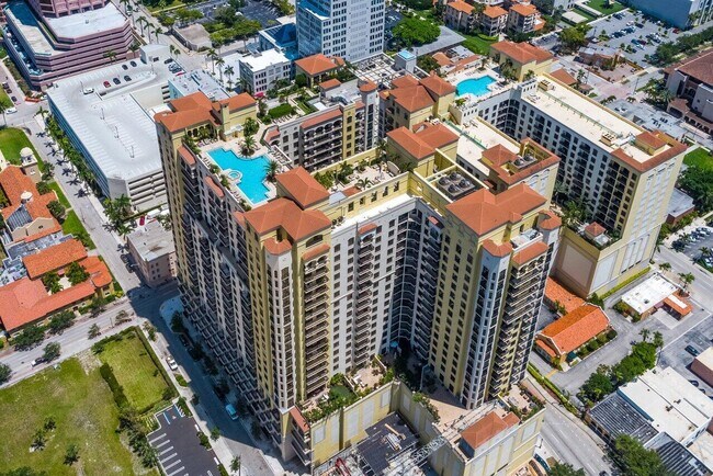 Building Photo - 701 S Olive Ave