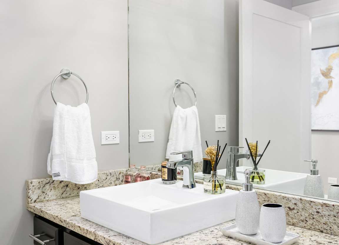 Building Photo - 5000 N Sheridan Rd