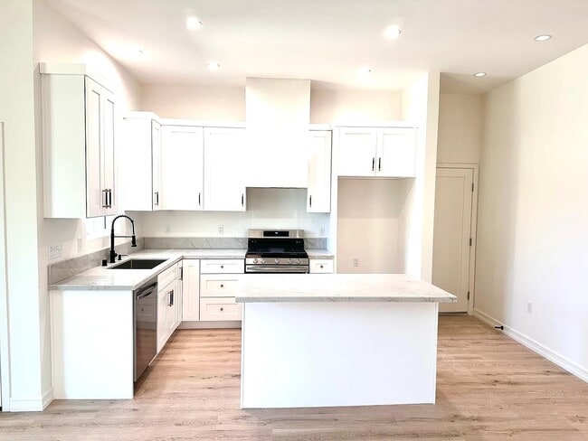 Building Photo - 1675 University Dr