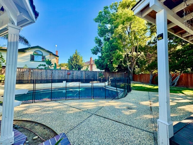 Building Photo - 3104 Linkfield Way