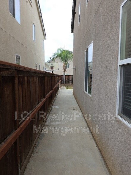 Building Photo - 1737 Dobell St