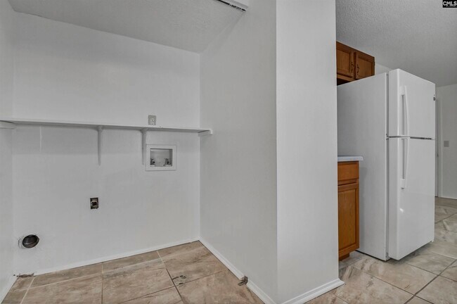 Building Photo - 220 N Donar Dr