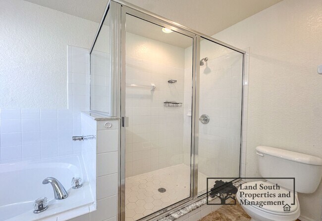 Building Photo - Charming 3-Bedroom Home in Prime SE Lakela...