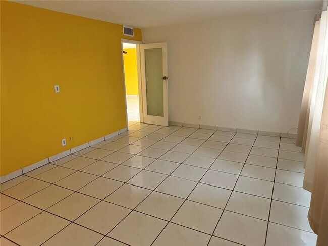 Building Photo - 5900 NW 17th Pl