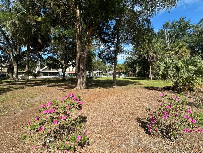 Building Photo - Low Country Cottage located in the Heart of Bluffton!